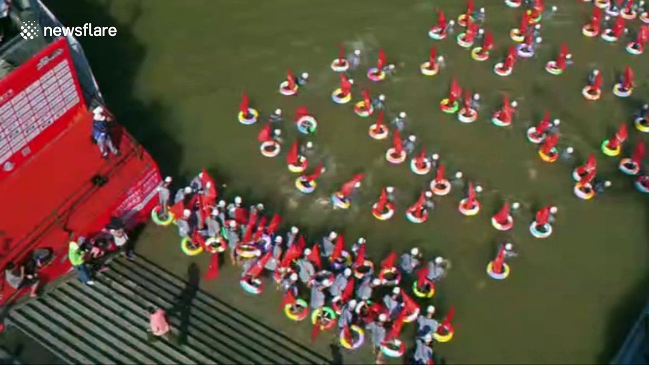 Thousands of people swim across Yangtze River