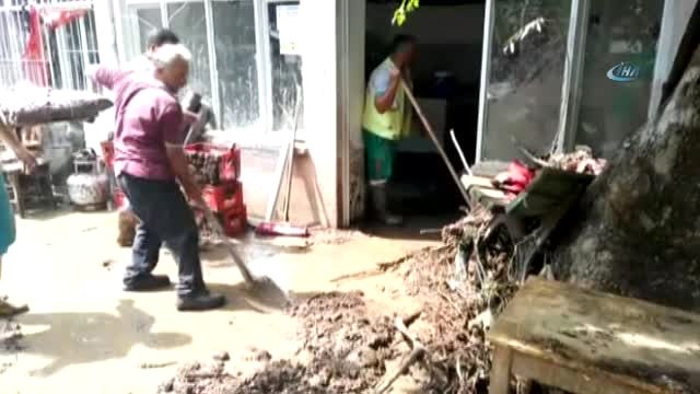 Burhaniye'de Sel: 20 Araç, 3 İş Yeri ve 4 Ev Hasar Gördü