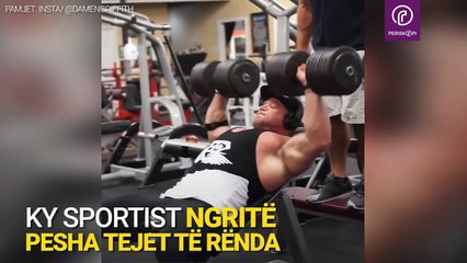 Shikoni se çfarë pesha të rënda ngrit ky person