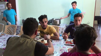 Séparés, des enfants attendent leurs parents près de Mossoul