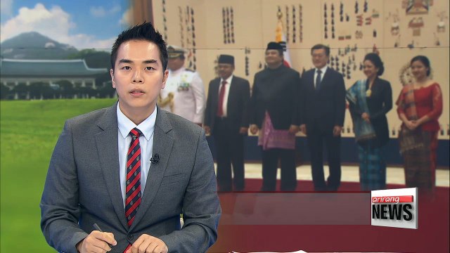 S. Korean president greets five new foreign envoys in Seoul