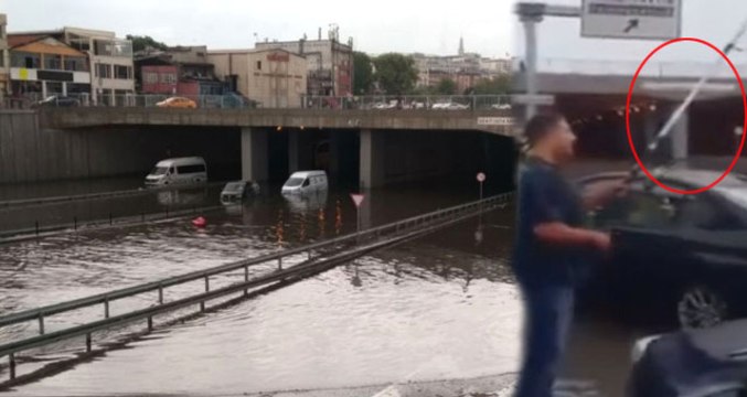 Yenikapı'da Vatandaş Sele Olta Atıp Balık Tutmaya Çalıştı