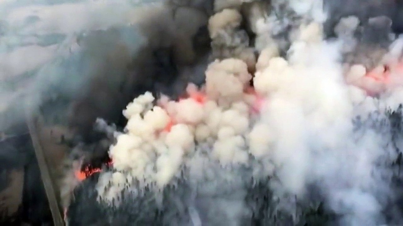 Des dizaines de milliers de Canadiens fuient les feux de forêt
