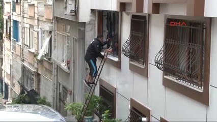 Üsküdar'da Binanın Girişine Toprak Kaydı, Bina Sakinleri Pencerelerden Çıktı