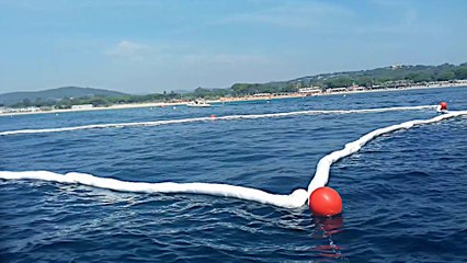 Pollution marine : La Marine nationale installeun boudin absorbant
