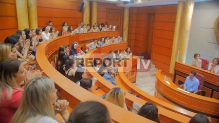 Report TV - Ndihmuan në situata të vështira, Veliaj certifikata vullnetarëve