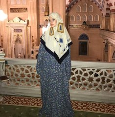 Putin'in Sağ Kolu Peskov'un Kızı Camide Tesettüre Büründü