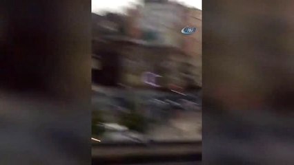 Suya Gömülen Araçların Üzerine Çıkarak Canlarını Kurtardılar