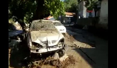 Burhaniye'de sel araçları sürükledi