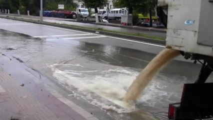 Şiddetli Yağış Nedeniyle Çok Sayıda Ev ve İş Yeri Sular Altında Kaldı