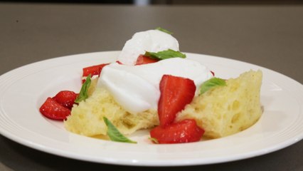 Strawberry air cake with vanilla cream