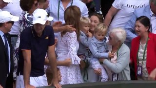 Roger Federer chora de emoção ao ver os filhos na bancada