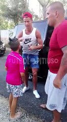 Cristiano Ronaldo pára o carro para dar autógrafO