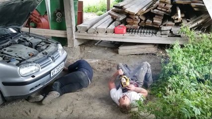 Une violente blague avec une tronçonneuse