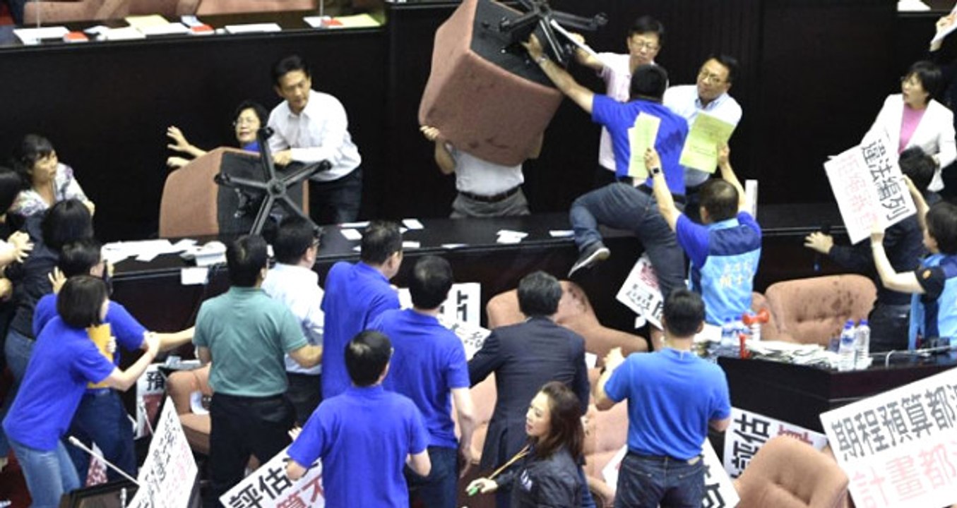 Tayvan Parlamentosunda Yumruk Yumruğa Kavga! Milletvekilleri Birbirine Girdi