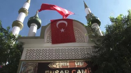 Camiye 15 Temmuz Şehitleri Anısına Bayrak Asıldı