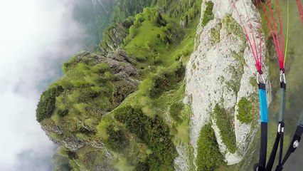 Speedflying époustouflant au dessus des montagnes en Roumanie