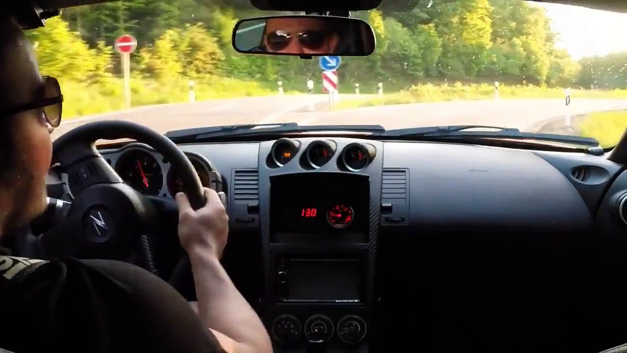 Amazing race between 2 sports car doesn't end like you think... Crazy