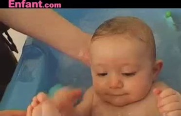 Le bain avec des jumeaux