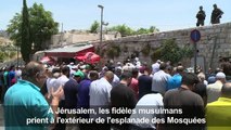 Jérusalem: prière à l'extérieur de l'esplanade des Mosquées