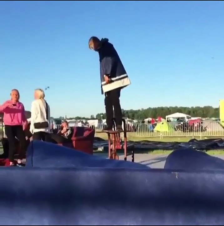 Cet imbécile a presque brisé son cou lors d'un coup de chaise !! WTF