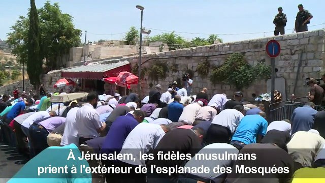 Jérusalem: prière à l'extérieur de l'esplanade des Mosquées