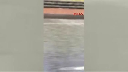 Su Basan Evine Yüzerek Geçti