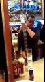 Un barman qui dévoile son tour de magie du Jäger Bomb !! Incroyable