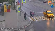 Un homme sort d'un taxi pour taper une femme qui traverse mais va vite le regretter.