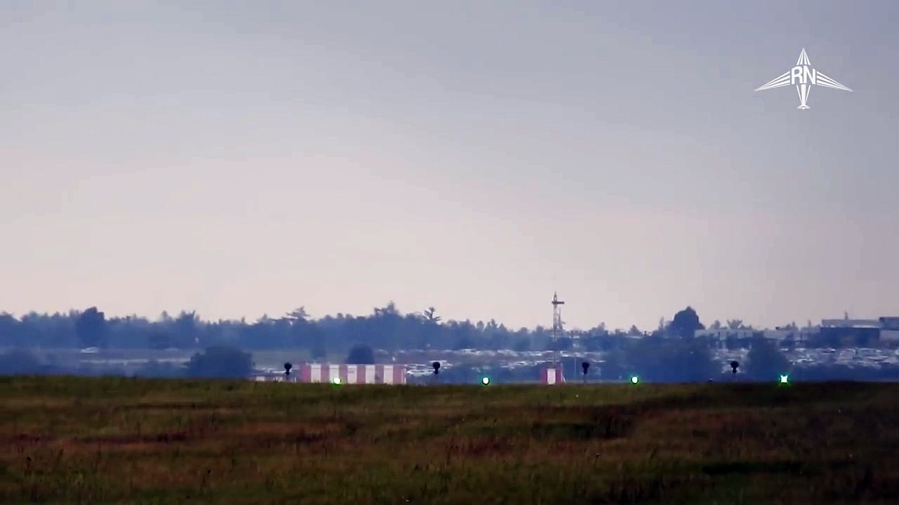 Crosswind landing results in almost crash / Boeing 737 hard touchdown + go around, Prague