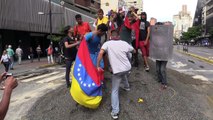 Opositores bloquean calles de Caracas en rechazo a Maduro