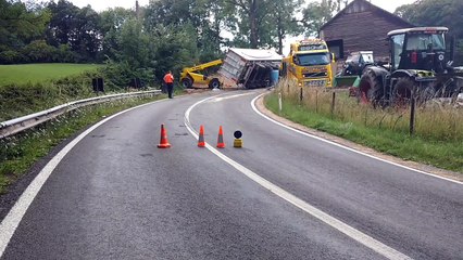 Ferrières: un camion s'encastre dans un arbre