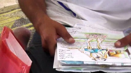 في مخيم عين عيسى للنازحين من الرقة... سوري يجسد معاناته برسومات