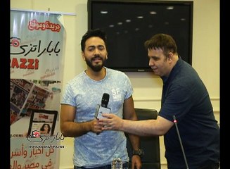 تامر حسني يغني "يا نور عيني" لـ"باباراتزي"