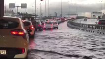 أمطار غزيرة تغرق شوارع إسطنبول