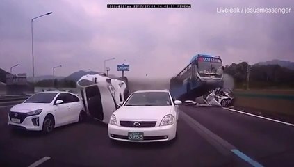Un bus écrase plusieurs voitures sur une autoroute.
