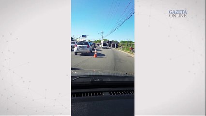 Internauta registra carreta tombada na curva do Hospital Dório SIlva