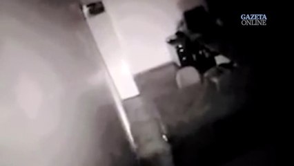 Câmeras flagram homem roubando cofre de igreja