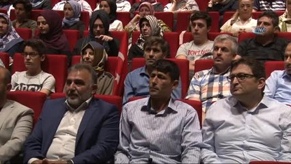 Video herunterladen: Şehit Ömer Halisdemir'in Kardeşi Savaş Halisdemir ve Şehit Erol Olçok'un Eşi Nihal Olçok Programa...