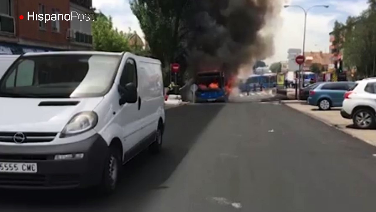 Por razones desconocidas un autobús terminó convertido en una bola de fuego