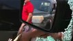 Une femme fachée détruit les vitres de la voiture de son ex-mari avec ses enfants à l'intérieur