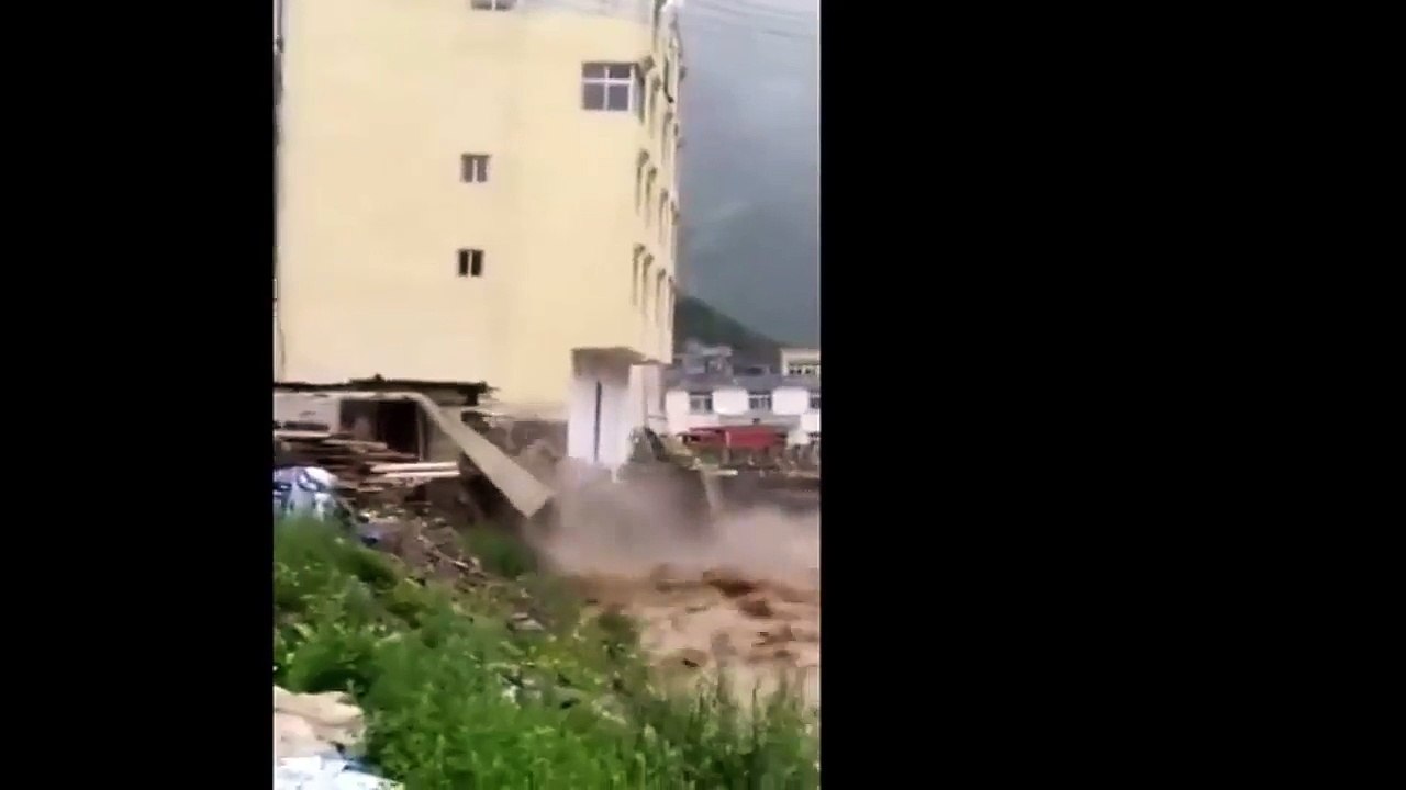 Five storey building collapses due to flooding ● HD