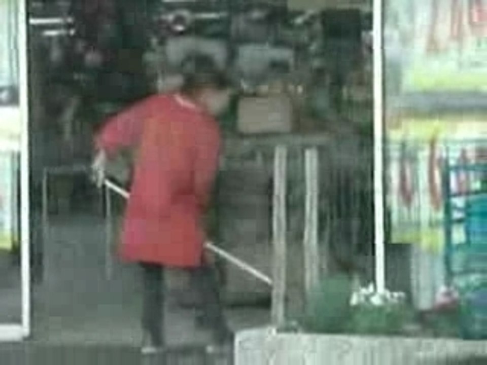 La Femme De Régis Nettoie Une Porte Automatique