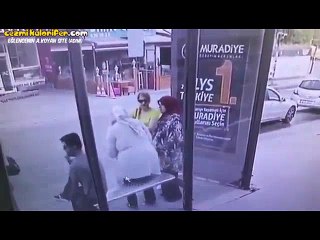 Hayatın Yükünü Daha Fazla Kaldıramayan Otobüs Durağı