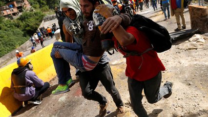 Violentas protestas contra Maduro tras la consulta popular