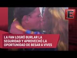 Una fan besa apasionadamente a Carlos Vives en concierto