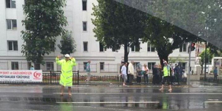 Yağmura Aldırış Etmeyen Trafik Polisleri Çıplak Ayakla Göreve Devam Etti