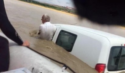 Aracıyla akıntıya kapıldı: Son anda kurtarıldı