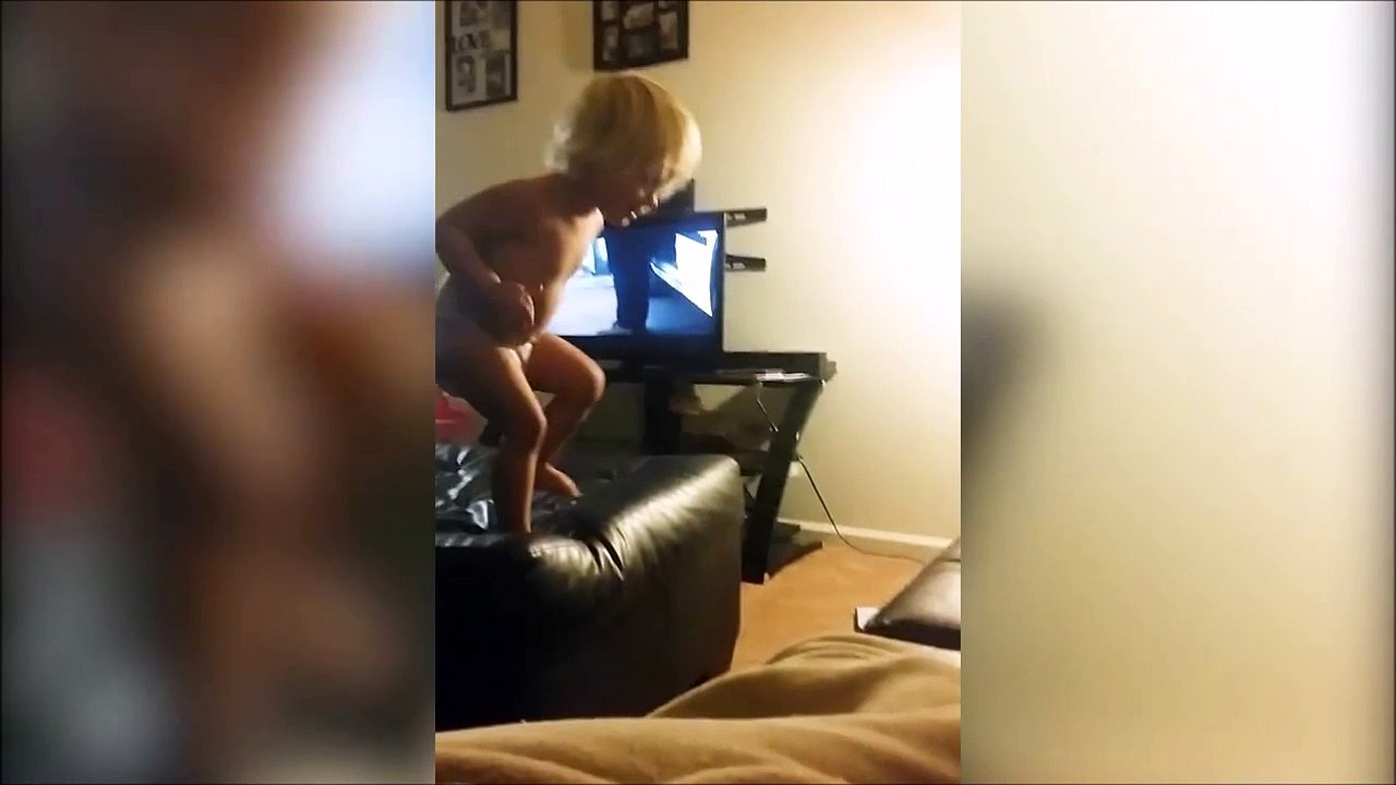 Ce gamin n'est pas pret pour le Parkour.... Belle gamelle