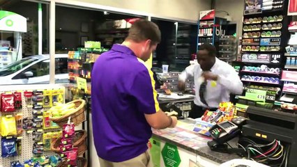 Ce caissier va vous mettre de bonne humeur! Il danse en vous encaissant